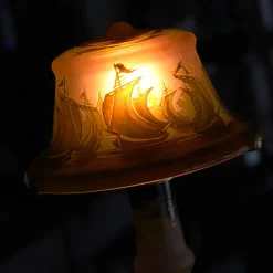 Vessière Cristaux Luminaires|Lampes Pâte De Verre|Lampe pâte de verre Tip Gallé décor bateaux