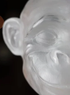 Vessière Cristaux Éditions D’Art Cristal|Bestiaire|Tête de chimpanzé pâte de cristal par Loïc Ortega