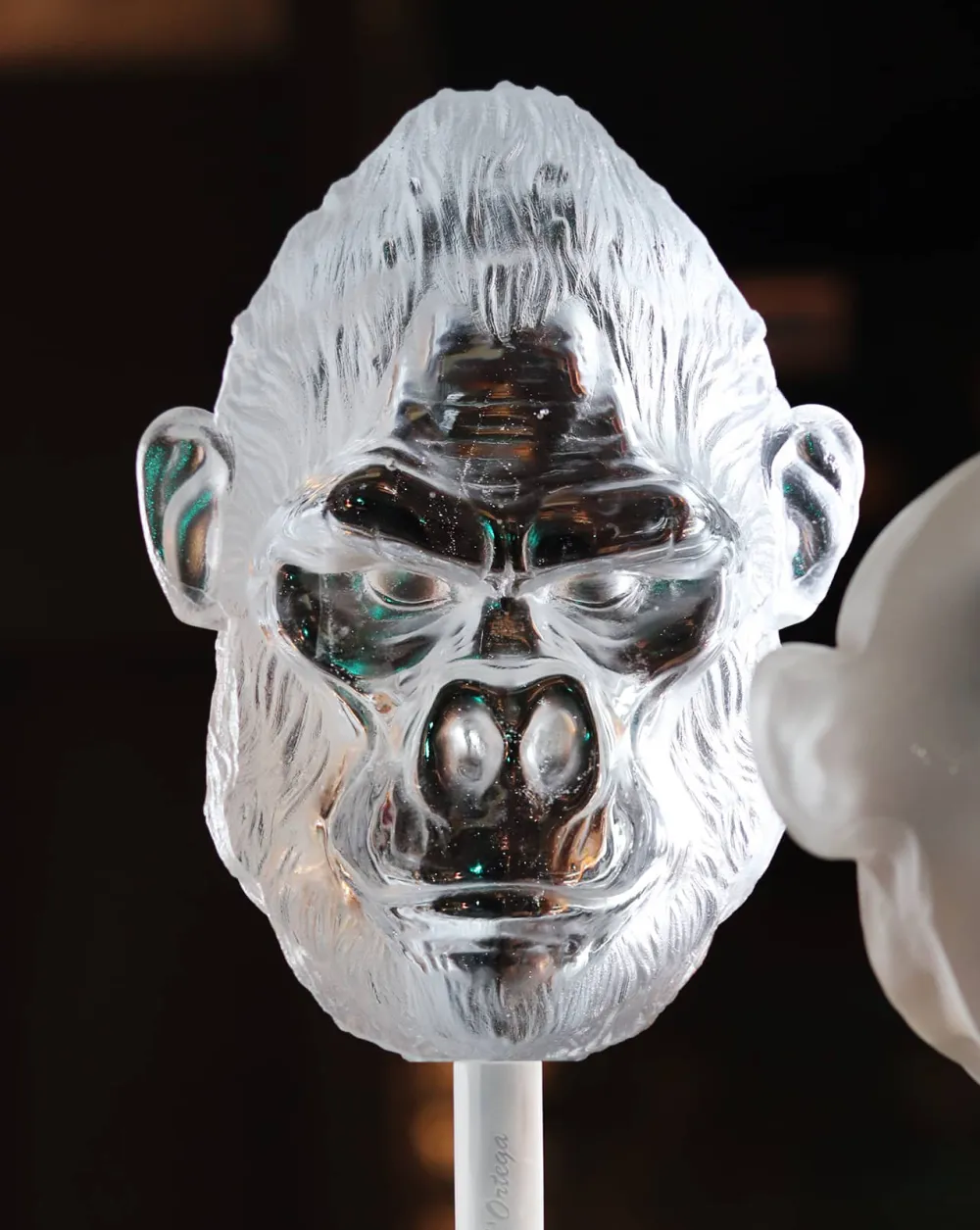 Vessière Cristaux Éditions D’Art Cristal|Bestiaire|Tête de Gorille poli pâte de cristal par Loïc Ortega